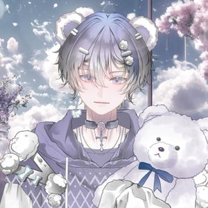 Op de afbeelding: Anime-stijl illustratie van een persoon met blauwgrijs haar en berenoren, gekleed in een paarse capuchonmantel en met een witte teddybeer met een blauwe strik. De achtergrond toont een bewolkte lucht en bloemstukken.