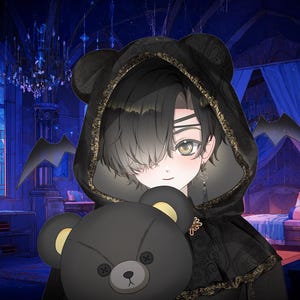 Op de afbeelding: Een persoon draagt een zwarte cape met capuchon en berenoren, met een zwarte teddybeer in de hand. De cape heeft gouden randen. De achtergrond is een kamer met blauwe verlichting, een kroonluchter en een groot raam.
