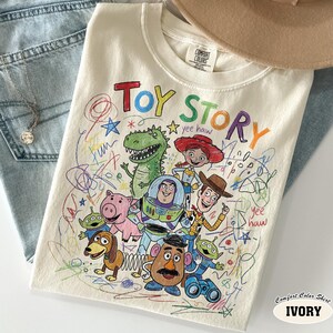 Camiseta retro de Toy Story de 1995, camiseta Comfort Colors de Woody y Buzz, viaje familiar a Disney World 2026, camiseta de Pixar "Tienes un amigo en mí"
