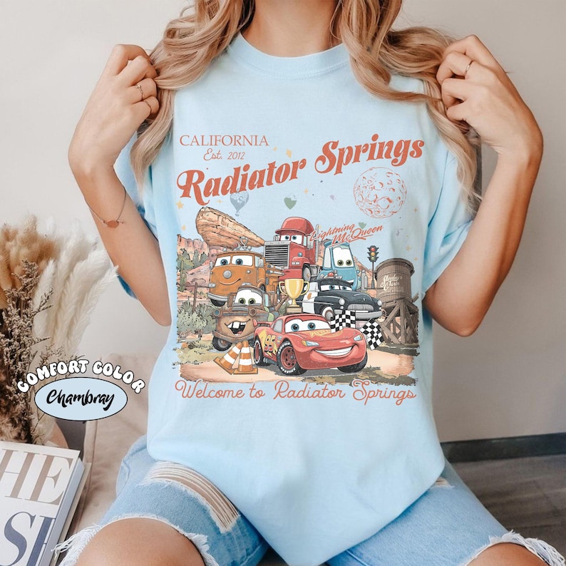 Vintage Radiator Springs Comfort Farben Shirt, Lightning McQueen Disney T-Shirt, Retro Pixar Cars Land 2026, Tow Mater Familie Passender Urlaub Chambray/Light Blue