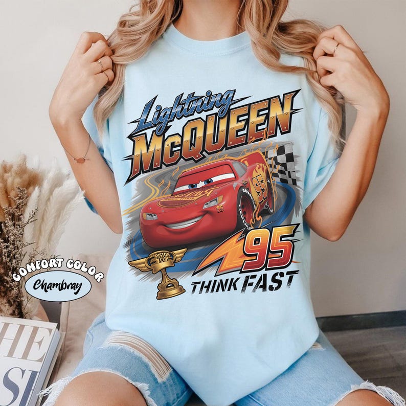 Op de afbeelding: Witte keramische mok met een zwart handvat en de tekst "But First, Coffee" in handschriftstijl. De mok staat op een wit oppervlak. Geschikt voor warme dranken.