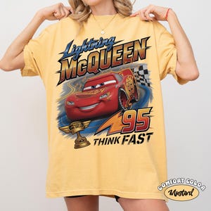 Vintage shirt Lightning McQueen Comfort Colors, jaren 90 retro Disney Cars Land 2026 T-shirt, Radiator Springs familievakantie top, Disneyland Trip Mustard/Yellow