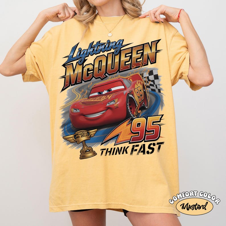 Vintage shirt Lightning McQueen Comfort Colors, jaren 90 retro Disney Cars Land 2026 T-shirt, Radiator Springs familievakantie top, Disneyland Trip Mustard/Yellow
