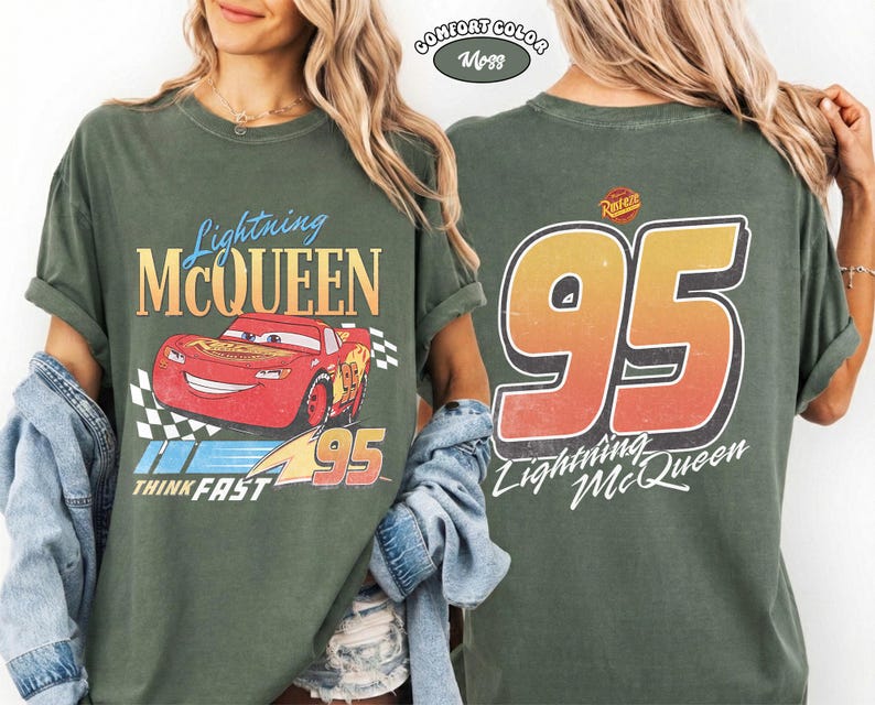 Puede incluir: Camiseta verde con Lightning McQueen de la pel&iacute;cula Cars. El frente muestra el personaje y los textos "Lightning McQueen", "Think Fast" y "95". La parte trasera presenta un gran "95" y el texto "Lightning McQueen".
