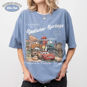 Vintage Radiator Springs Comfort Farben Shirt, Lightning McQueen Disney T-Shirt, Retro Pixar Cars Land 2026, Tow Mater Familie Passender Urlaub Blue Jean
