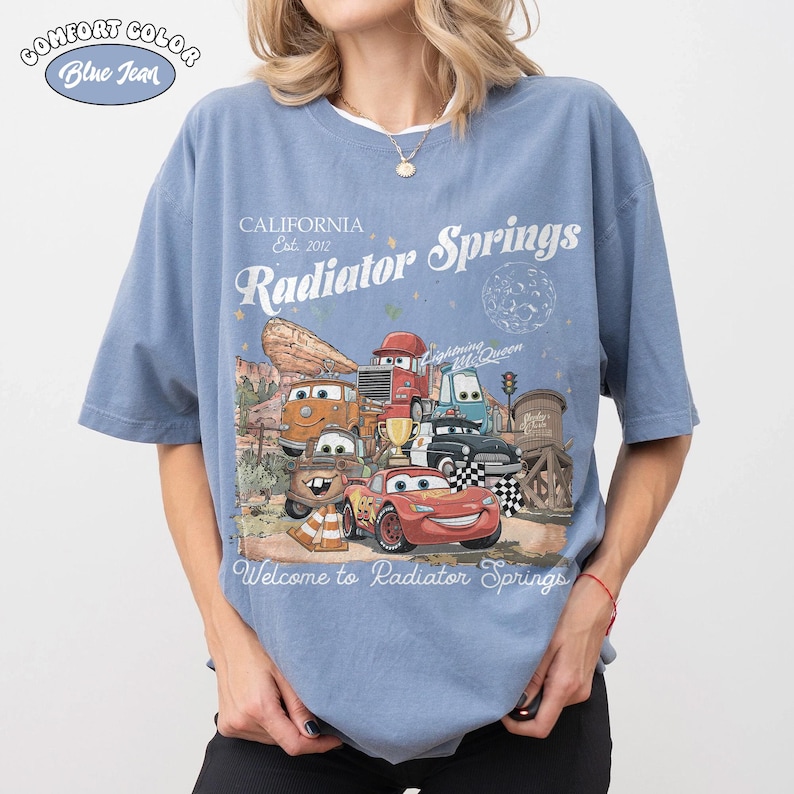 Vintage Radiator Springs Comfort Farben Shirt, Lightning McQueen Disney T-Shirt, Retro Pixar Cars Land 2026, Tow Mater Familie Passender Urlaub Blue Jean