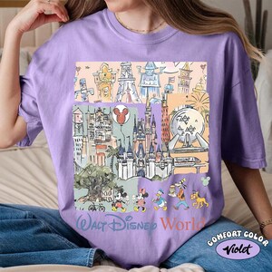 Peut inclure: T-shirt lilas Comfort Color avec un collage color&eacute; de Disney World. Le design comprend des monuments embl&eacute;matiques comme le ch&acirc;teau et Spaceship Earth, ainsi que Mickey Mouse. Le texte "Walt Disney World" est imprim&eacute; en bas.