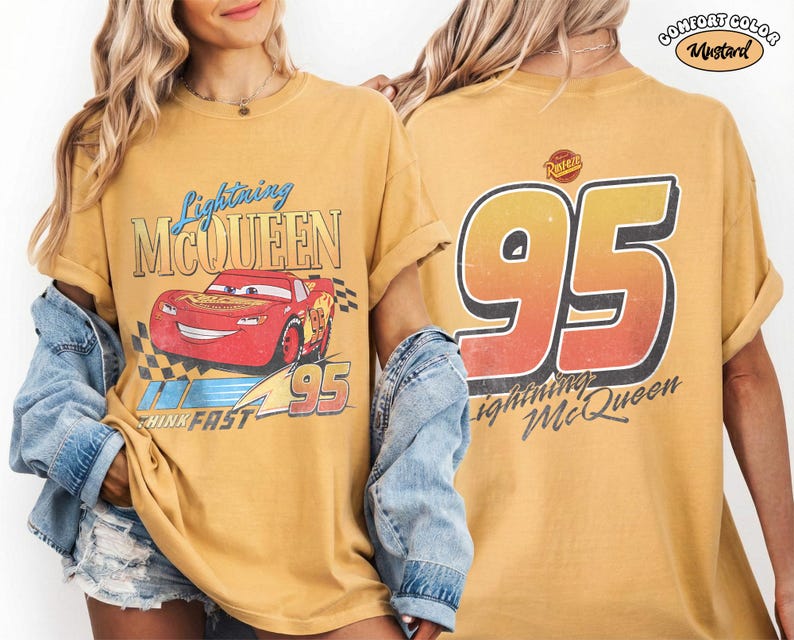 Puede incluir: Camiseta de color mostaza con Lightning McQueen de la pel&iacute;cula Cars. El gr&aacute;fico frontal muestra el coche de carreras rojo con el texto "Lightning McQueen" y "95". La parte trasera de la camiseta muestra un gran "95" y el texto "Lightning McQueen".