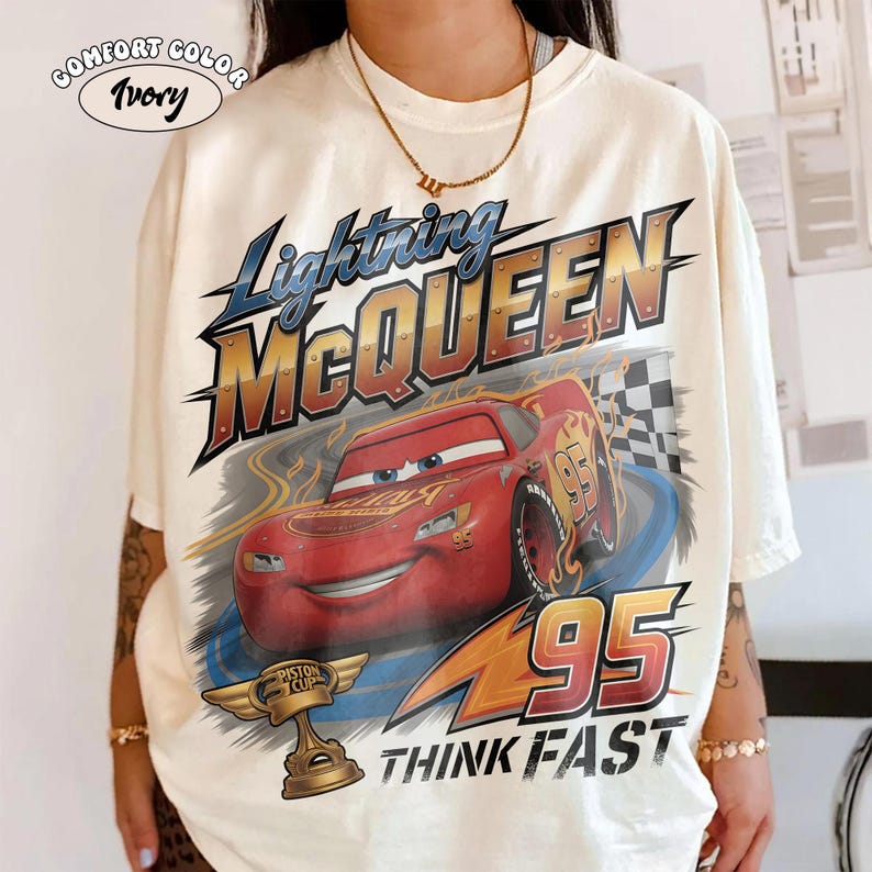 Op de afbeelding: Een rustiek houten bord met de tekst "Welcome to our home" in een handgeschreven stijl. Het bord heeft een verweerde afwerking en een eenvoudig, uitnodigend ontwerp, perfect voor een veranda of entree.