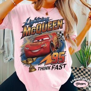 Op de afbeelding: Set van drie keramische mokken met een gespikkelde, cr&egrave;mekleurige glazuur. Elke mok heeft een handgeschilderd bloemmotief in blauw, groen en geel. De mokken hebben een eenvoudige, afgeronde vorm en een comfortabel oor.