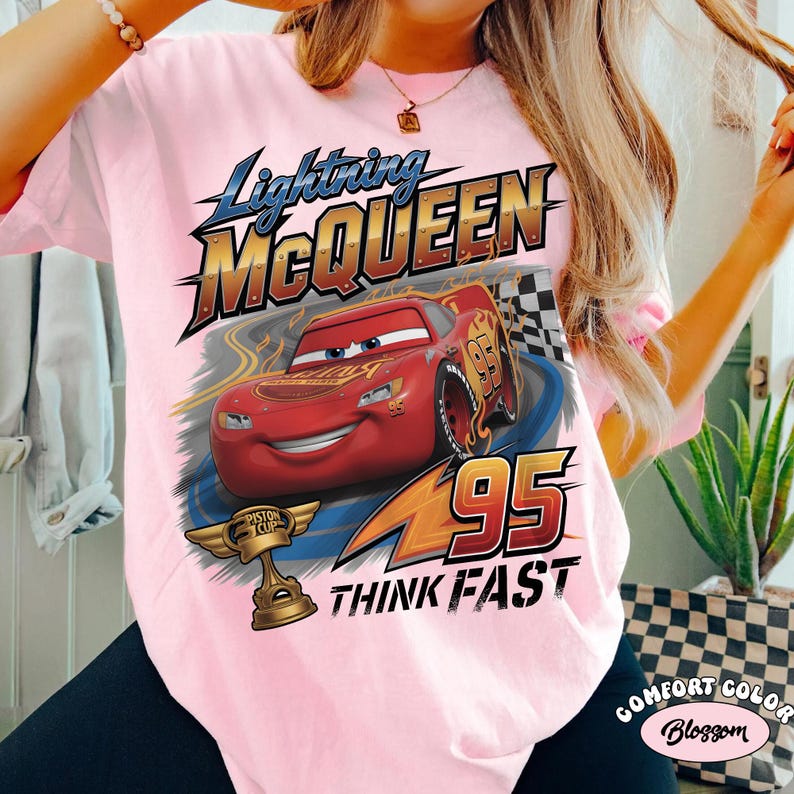 Op de afbeelding: Set van drie keramische mokken met een gespikkelde, cr&egrave;mekleurige glazuur. Elke mok heeft een handgeschilderd bloemmotief in blauw, groen en geel. De mokken hebben een eenvoudige, afgeronde vorm en een comfortabel oor.