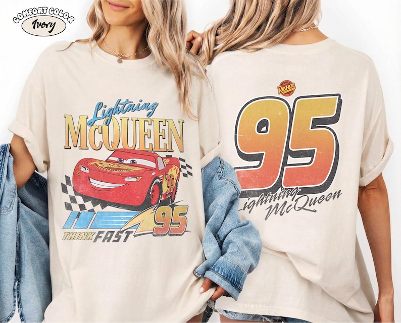 Puede incluir: Camiseta de color marfil con Lightning McQueen de la pel&iacute;cula Cars. El gr&aacute;fico frontal muestra el coche de carreras rojo con el texto "Lightning McQueen", "Think Fast" y el n&uacute;mero "95". La parte trasera muestra un gran "95" y "Lightning McQueen".