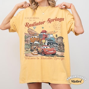 K&ouml;nnte beinhalten: Ein Set aus drei Keramikbechern mit gesprenkelter, matter Oberfl&auml;che. Die Becher sind in Creme-, Hellgrau- und Dunkelgraut&ouml;nen gehalten. Jeder Becher hat ein schlichtes, minimalistisches Design und einen abgerundeten Griff.