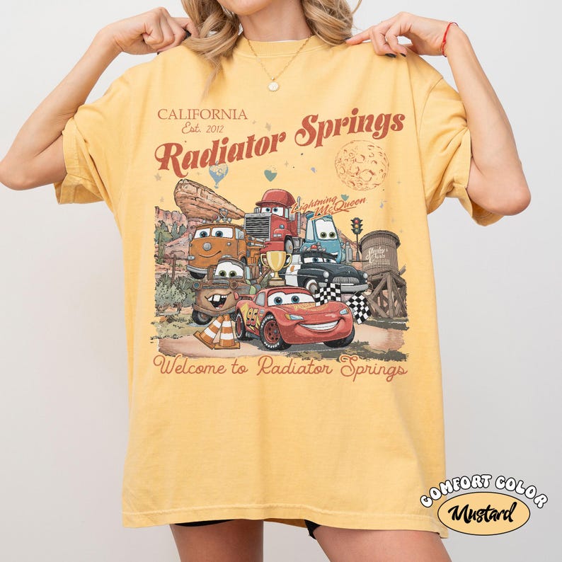 K&ouml;nnte beinhalten: Ein Set aus drei Keramikbechern mit gesprenkelter, matter Oberfl&auml;che. Die Becher sind in Creme-, Hellgrau- und Dunkelgraut&ouml;nen gehalten. Jeder Becher hat ein schlichtes, minimalistisches Design und einen abgerundeten Griff.