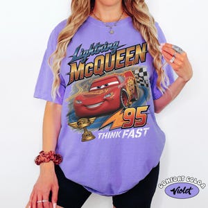 Op de afbeelding: Een witte keramische mok met een zwarte handgreep en de tekst "But First, Coffee" in een vetgedrukte, zwarte letter. De mok staat tegen een vage achtergrond, wat een gezellige setting suggereert.