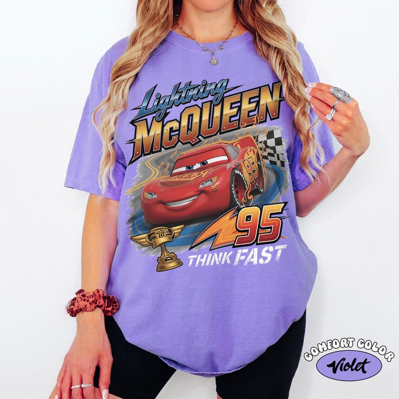 Op de afbeelding: Een witte keramische mok met een zwarte handgreep en de tekst "But First, Coffee" in een vetgedrukte, zwarte letter. De mok staat tegen een vage achtergrond, wat een gezellige setting suggereert.