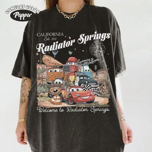 Vintage Radiator Springs Comfort Farben Shirt, Lightning McQueen Disney T-Shirt, Retro Pixar Cars Land 2026, Tow Mater Familie Passender Urlaub Pepper/Dark Heather
