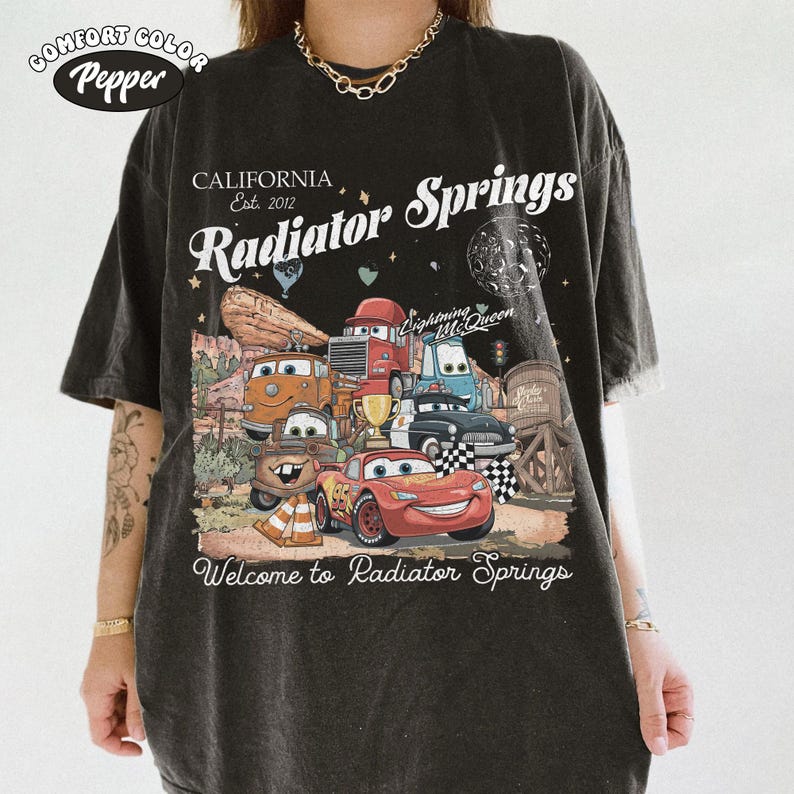 Vintage Radiator Springs Comfort Farben Shirt, Lightning McQueen Disney T-Shirt, Retro Pixar Cars Land 2026, Tow Mater Familie Passender Urlaub Pepper/Dark Heather