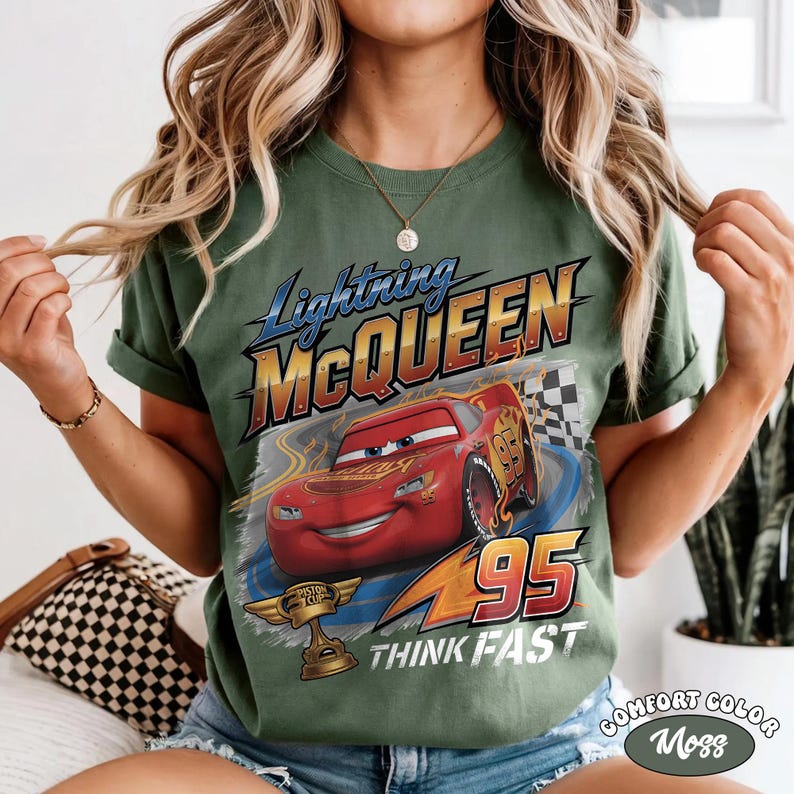 Vintage shirt Lightning McQueen Comfort Colors, jaren 90 retro Disney Cars Land 2026 T-shirt, Radiator Springs familievakantie top, Disneyland Trip Moss/Military Green
