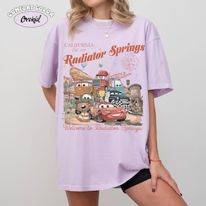 Vintage Radiator Springs Comfort Farben Shirt, Lightning McQueen Disney T-Shirt, Retro Pixar Cars Land 2026, Tow Mater Familie Passender Urlaub Orchid