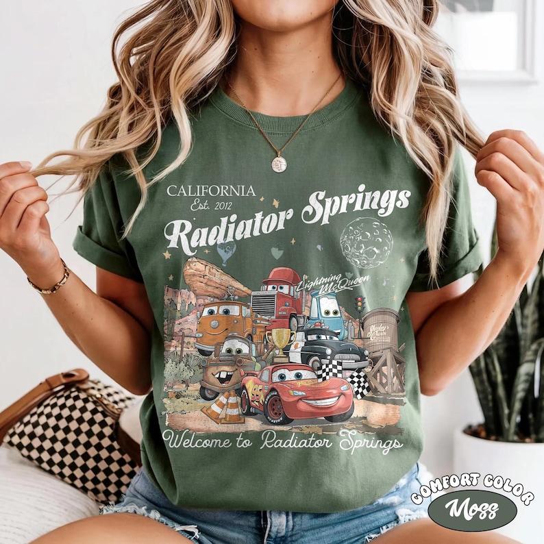 K&ouml;nnte beinhalten: Drei cremefarbene Keramikbecher mit gesprenkelter Glasur. Jeder Becher ist mit einem handgemalten Blumenmuster in Blau, Gr&uuml;n und Gelb verziert. Die Tassen haben eine einfache, abgerundete Form und einen bequemen Henkel.