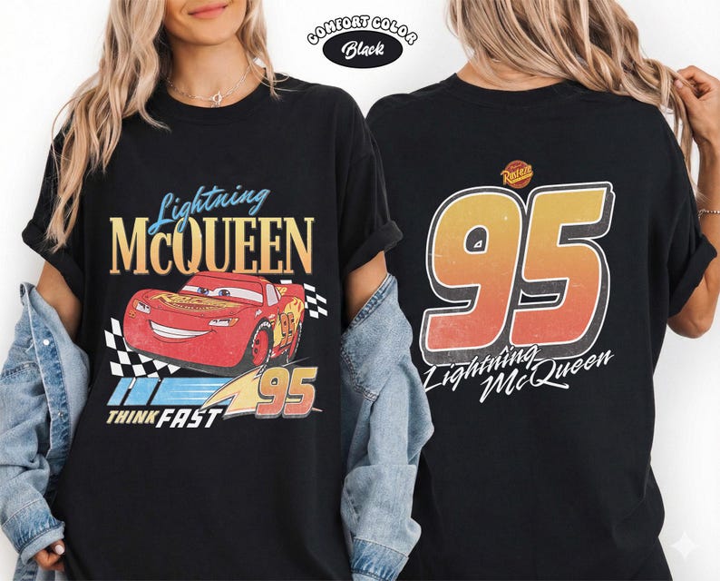 Puede incluir: Camiseta negra Comfort Color con Lightning McQueen de la pel&iacute;cula Cars. El gr&aacute;fico frontal incluye a McQueen, el n&uacute;mero 95 y la frase "Think Fast". La parte trasera muestra un gran n&uacute;mero 95 y "Lightning McQueen".