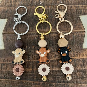 Silicone Beaded Keychains Featuring Highland Cows and Daisies | Natural Color Keychain | Farmhouse Style Accessory | Cow Lover Gift | Rustic