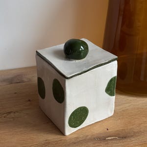 Caixa organizadora quadrada de cerâmica feita à mão com bolinhas verdes | Pote de cerâmica moderno com tampa | Decoração exclusiva para mesa e casa