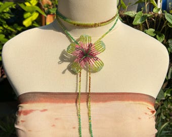 Ręcznie robiony naszyjnik z koralików lariat z motywem lilii: Cottagecore Jewelry z perłą
