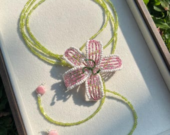 Collar hecho a mano con cuentas de flor de lirio rosa: estilo bohemio con concha de cerámica.