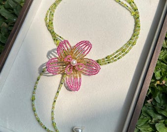 Collar largo con cuentas de flor de orquídea rosa: joyería bohemia hecha a mano.