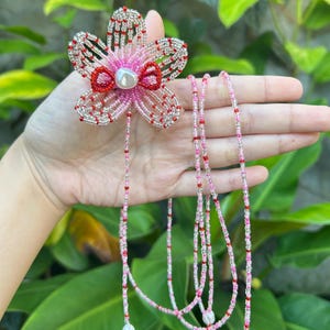 Collar largo de orquídea con cuentas y forma de flor: joyería llamativa con cuentas de semillas y perlas. imagen 3