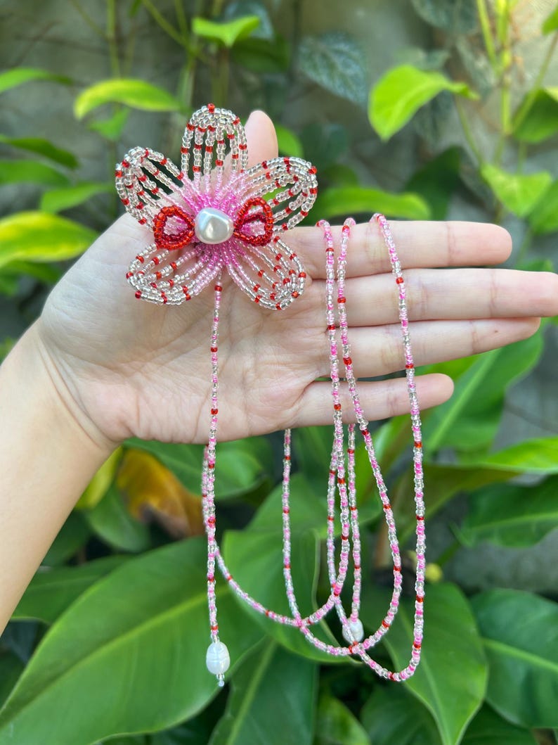Collar largo de orquídea con cuentas y forma de flor: joyería llamativa con cuentas de semillas y perlas. imagen 3