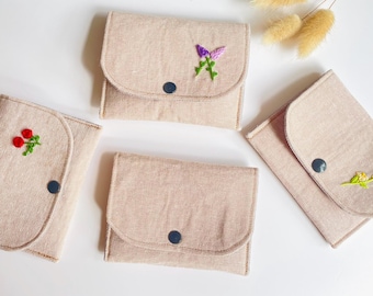 Pequeña bolsa de lino hecha a mano con bordado floral