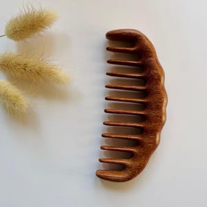 Graverad antistatisk träkam - Handgjort hårterapiverktyg