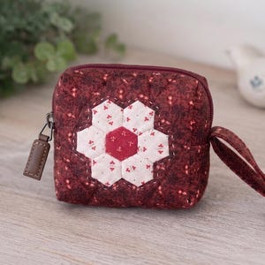 Handgjord brun hexagon quiltad påse, Cottagecore blommig myntbörs, liten plånbok med dragkedja, present till henne