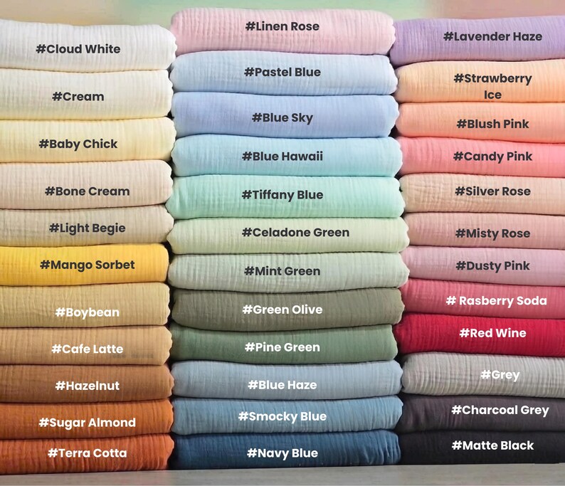 K&ouml;nnte beinhalten: Eine Sammlung gefalteter Musselin-Stoffmuster, gestapelt in drei Spalten, mit verschiedenen Farben, die mit Text beschriftet sind, darunter Cloud White, Linen Rose, Lavender Haze, Cream, Pastel Blue, Strawberry Ice, Baby Chick, Blue Sky, Blush Pink.