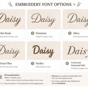 K&ouml;nnte beinhalten: Eine Stickschriftarten-&Uuml;bersicht, die den Namen Daisy in sechs verschiedenen Stilen zeigt: Alex Brush, Parisienne, Allura, Great Vibes, Pacifico und Cormorant Garamond Italic. Die &Uuml;bersicht enth&auml;lt Personalisierungshinweise f&uuml;r Namen oder kurze W&ouml;rter.