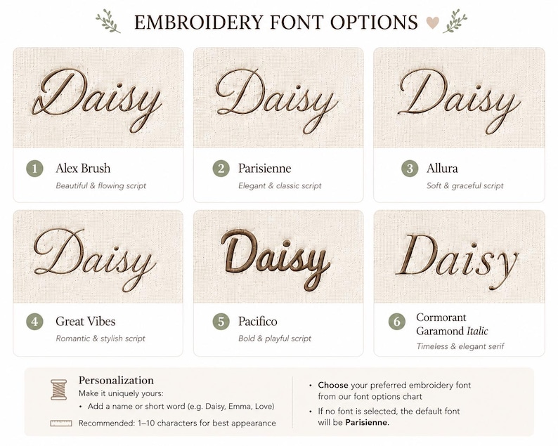 K&ouml;nnte beinhalten: Eine Stickschriftarten-&Uuml;bersicht, die den Namen Daisy in sechs verschiedenen Stilen zeigt: Alex Brush, Parisienne, Allura, Great Vibes, Pacifico und Cormorant Garamond Italic. Die &Uuml;bersicht enth&auml;lt Personalisierungshinweise f&uuml;r Namen oder kurze W&ouml;rter.