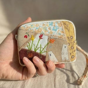 ハンドメイドキルティング小銭入れ - 刺繍入り太陽と花のパッチワーク