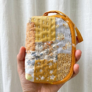 Portamonete patchwork trapuntato giallo, mini pochette con cerniera fatta a mano, piccolo portafoglio in tessuto, grazioso portamonete, regalo per lei