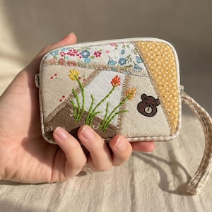 Portamonete trapuntato fatto a mano, pochette con cerniera e ricamo floreale, piccolo portafoglio in stile cottagecore, regalo per lei