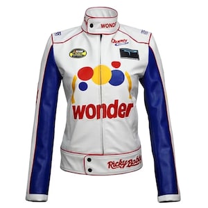 Könnte beinhalten: Weiße Lederjacke mit blauen Ärmeln und roten Akzenten. Mit dem Wort "wonder" in Rot und bunten Kreisen. Enthält den Text "Ricky Bobby" und andere Logos.