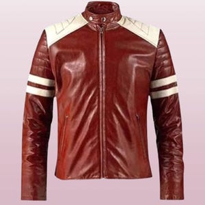Könnte beinhalten: Rote Lederjacke mit weißen Akzenten an Schultern und Ärmeln. Die Jacke hat einen Stehkragen und einen durchgehenden Reißverschluss. Die Ärmel haben zwei weiße Streifen. Ein stilvolles Oberbekleidungsstück.