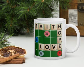 Taza de cerámica blanca brillante con letras cristianas de Scrabble: Fe, Esperanza y Amor