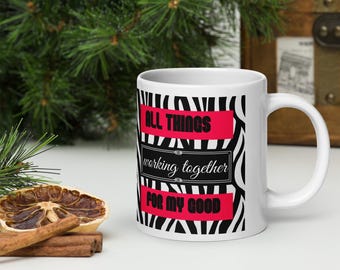 Taza brillante blanca cristiana "Todas las cosas obran juntas"