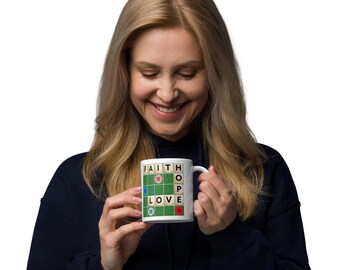 Taza de cerámica blanca brillante con letras de Scrabble cristianas