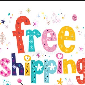 K&ouml;nnte beinhalten: Eine farbenfrohe grafische Illustration mit dem Text "free shipping" in einer verspielten, mehrfarbigen Schriftart. Die Buchstaben sind mit verschiedenen Mustern wie Sternen, Punkten und Herzen verziert und von kleinen Formen umgeben.