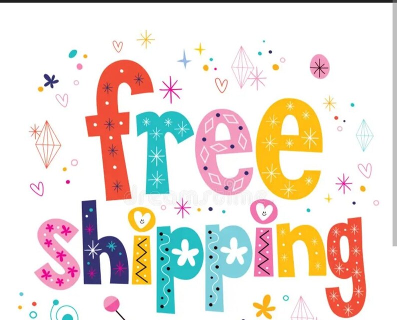 K&ouml;nnte beinhalten: Eine farbenfrohe grafische Illustration mit dem Text "free shipping" in einer verspielten, mehrfarbigen Schriftart. Die Buchstaben sind mit verschiedenen Mustern wie Sternen, Punkten und Herzen verziert und von kleinen Formen umgeben.