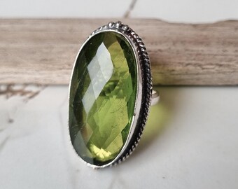 Anillo de plata de ley con peridoto hecho a mano, gema ovalada facetada, joyería artesanal.